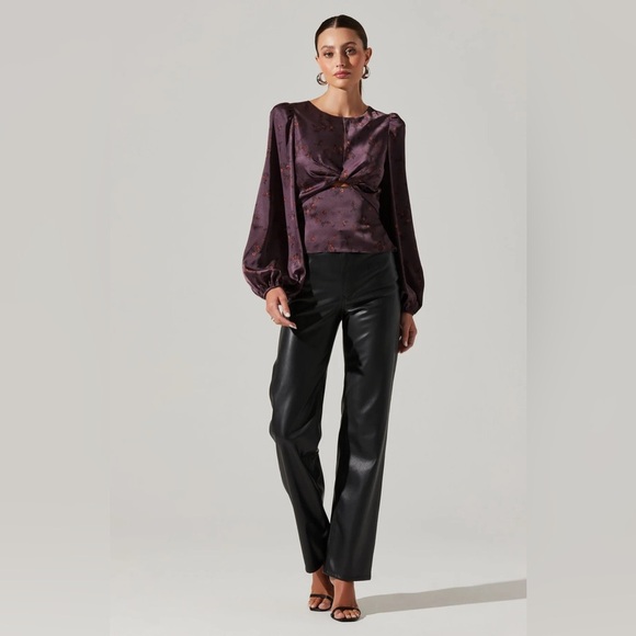 NWT ASTR The Label Bishop Sleeve Twist Floral Top Plum - Picture 2 of 6